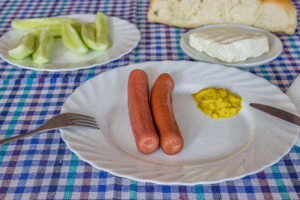 Petit déjeuner : hot dog, concombre et fromage — Photo