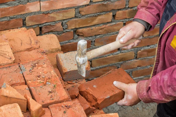 Builder arbetare skära en tegelsten 2 — Stockfoto