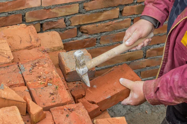 Builder arbetare skära en tegelsten — Stockfoto
