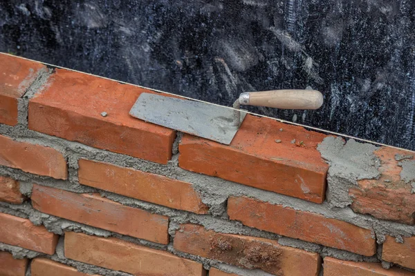 Espátula em uns tijolos de barro — Fotografia de Stock