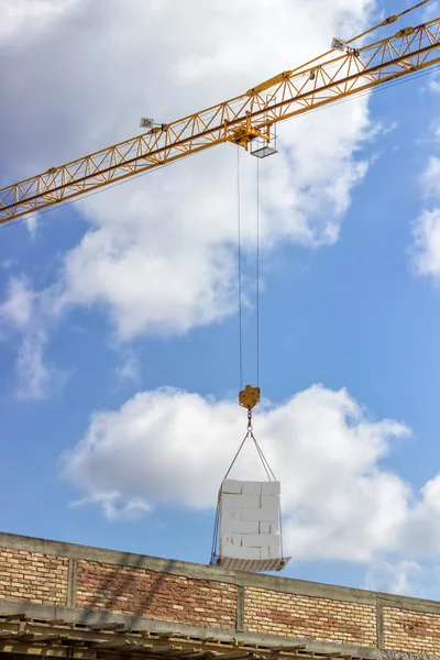 Levage de grue empilées feuilles de styromousse blanc 5 — Photo