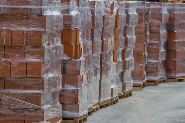 Högen av orange ihåliga lera block för byggnadsteknik — Stockfoto