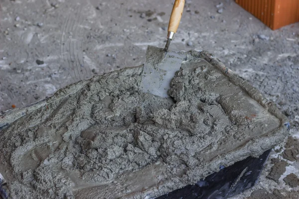 Plastik çimento harç ile tam yalak karıştırma — Stok fotoğraf