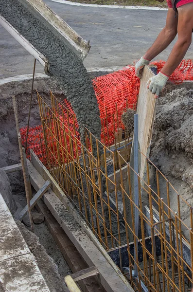Derramando concreto em uma vala 2 — Fotografia de Stock