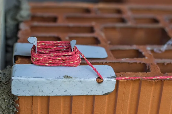 Sträng linje på lera ihåliga block — Stockfoto