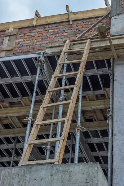 Holzleiterkonstruktion auf Baustelle — Stockfoto