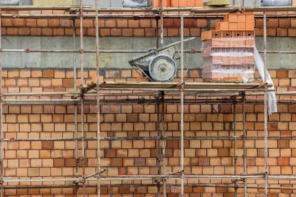 Byggarbetsplats med ihåliga lera block vägg — Stockfoto