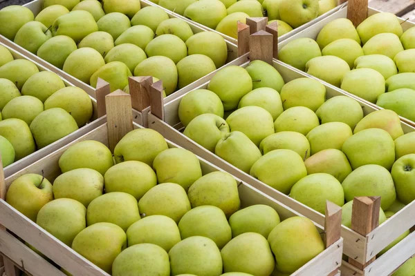 Bauern vermarkten Äpfel in Holzkisten — Stockfoto