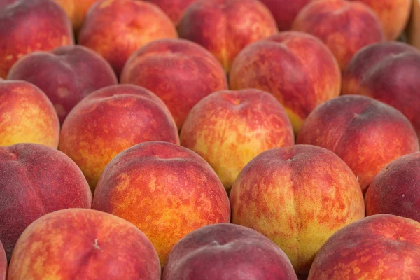 Jordbrukarna marknaden persikor bakgrund — Stockfoto