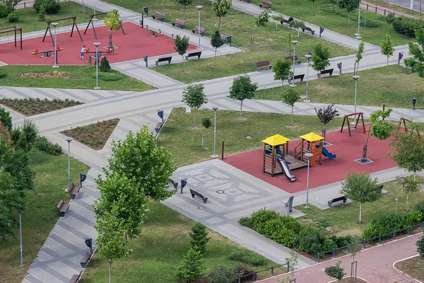 Kinderen spelen gehouden in het park van boven gezien — Stockfoto