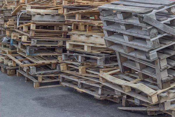 Куча старых и сломанных деревянных поддонов — стоковое фото