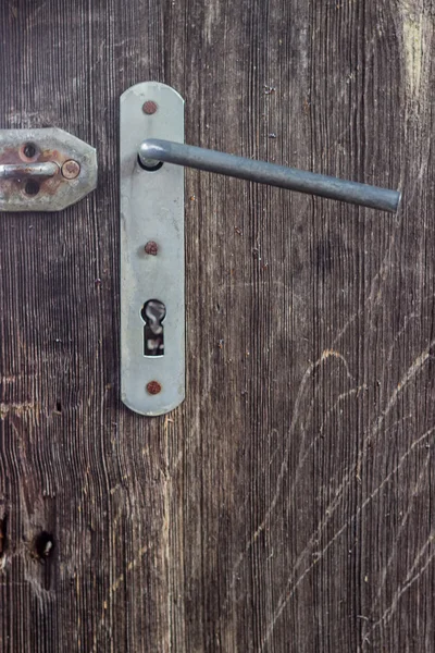 Ancienne poignée de porte avec trou de serrure — Photo