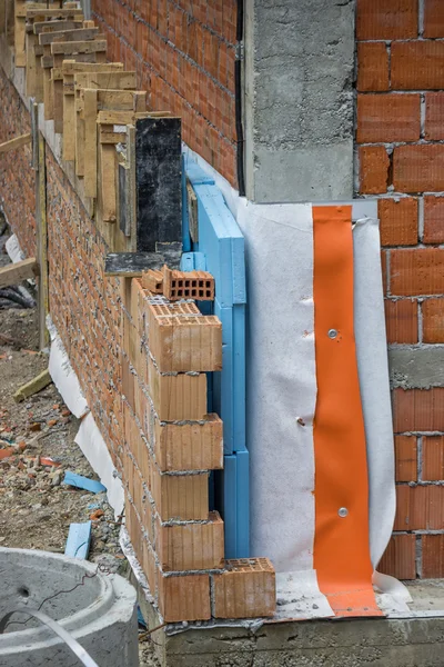 Aislamiento térmico e hidráulico en la pared en un sitio de construcción — Foto de Stock