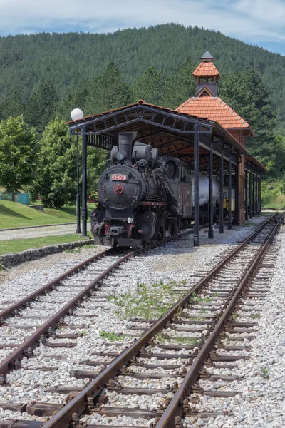Vintage steam locomotive in station — Stock Photo, Image