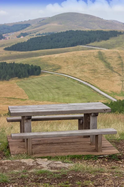 木制座椅板凳带自然 2 中的表 — 图库照片