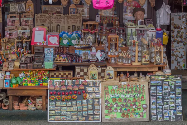 Souvenirer till salu, populär souvenir för turister — Stockfoto