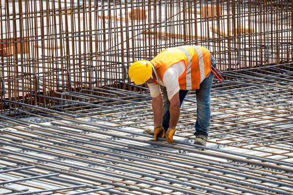 Construction Worker Installing Floor Slab Reinforcement Bars Construction Site — Stock Photo, Image