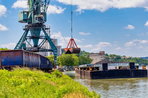 Crane Unloading Coal Barge Train Wagon River Port — Stock Photo, Image