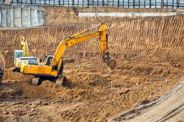 Koparka Wykopuje Dół Pod Fundamenty Nowym Placu Budowy Nowego Budynku — Zdjęcie stockowe