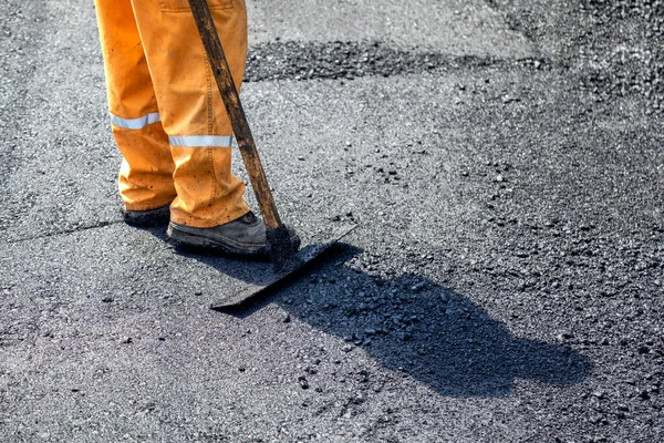 Operaio Edile Stradale Livellamento Pavimentazione Asfaltata Fresca Lavoro Manuale Lavori — Foto Stock