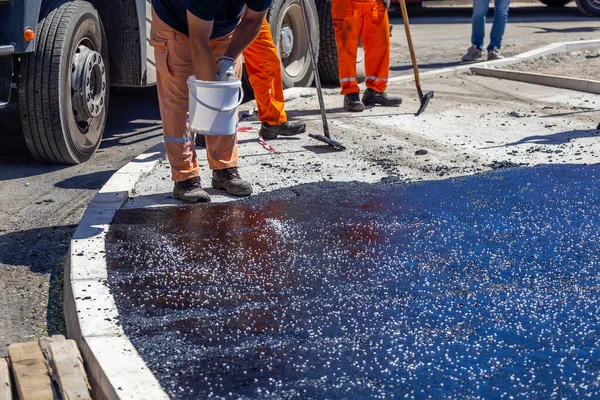 Trabalhador Construção Estradas Colocando Cascalho Asfalto Quente Pavimento Asfáltico — Fotografia de Stock