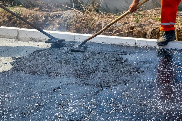 Straßenbauarbeiter Nivellieren Heißes Asphaltpflaster Mit Spachtel Beenden Asphaltbelag — Stockfoto