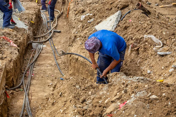 Şçiler Yeraltı Kablosu Siper Tesisatı Döşüyorlar — Stok fotoğraf