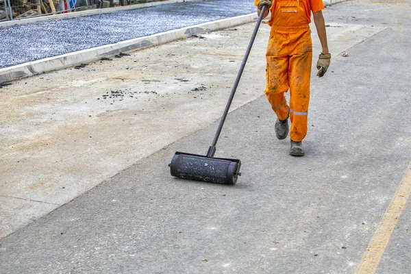 Worker Push Asphalt Wooden Hand Roller Long Handle Road Surface — Stock Photo, Image