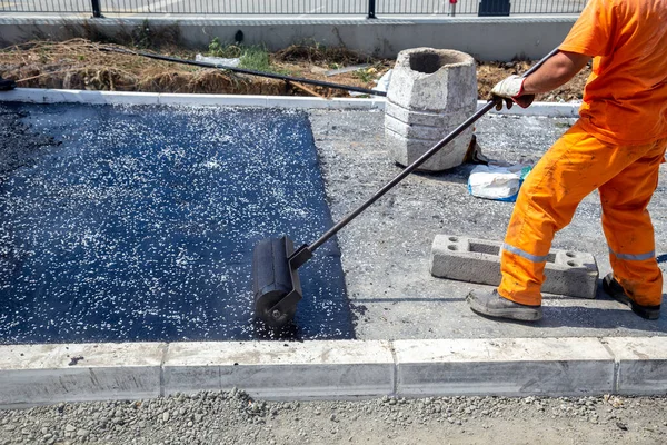 Arbeiter Schieben Asphalthölzerne Handwalze Auf Heißem Asphaltbelag Mit Kies — Stockfoto
