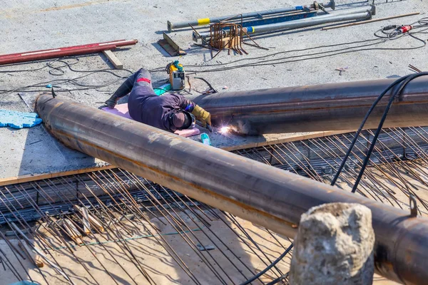 Werknemer Lassen Metalen Paal Bouw Voor Helling Bescherming Bouwplaats Tijdens — Stockfoto