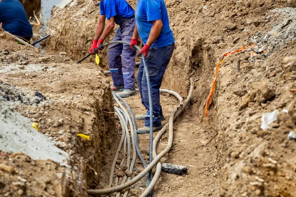 Werknemers Leggen Ondergrondse Kabel Loopgraven — Stockfoto