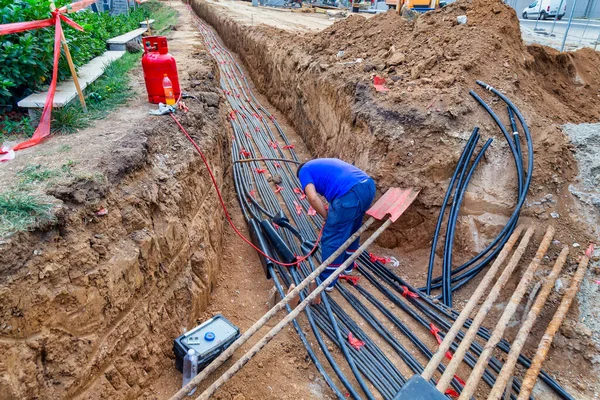 Instalación Cables Alimentación Subterráneos Durante Los Trabajos Reconstrucción Calle Ciudad Fotos de stock libres de derechos