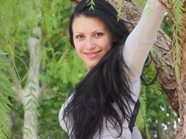 çok güzel bir kadın ve Söğüt.