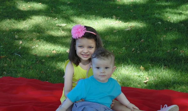 Niño y su hermana en el parque . —  Fotos de Stock