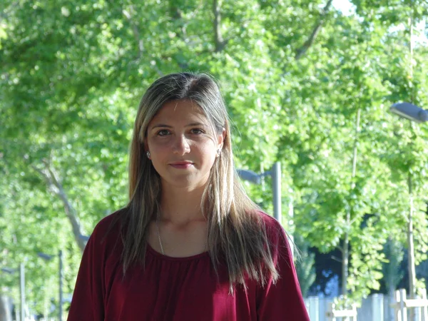 Mulher bonita no parque. — Fotografia de Stock