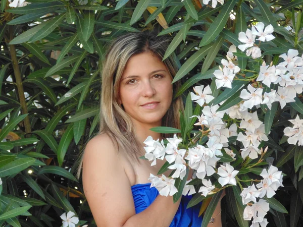 Schöne Frau mit weißen Blumen. — Stockfoto