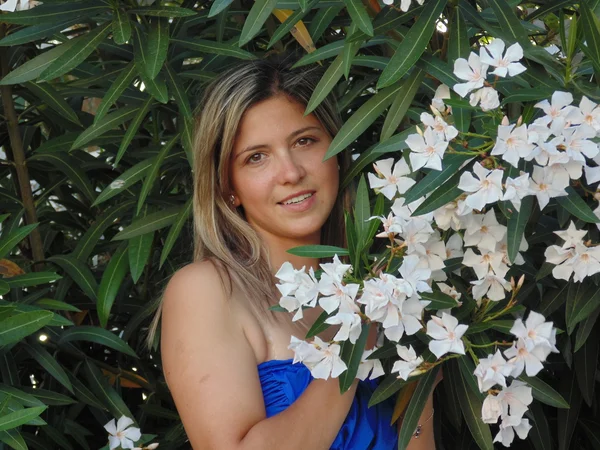 Hermosa mujer y flores blancas . — Foto de Stock