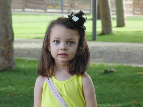 Hermosa niña camina en el parque . —  Fotos de Stock