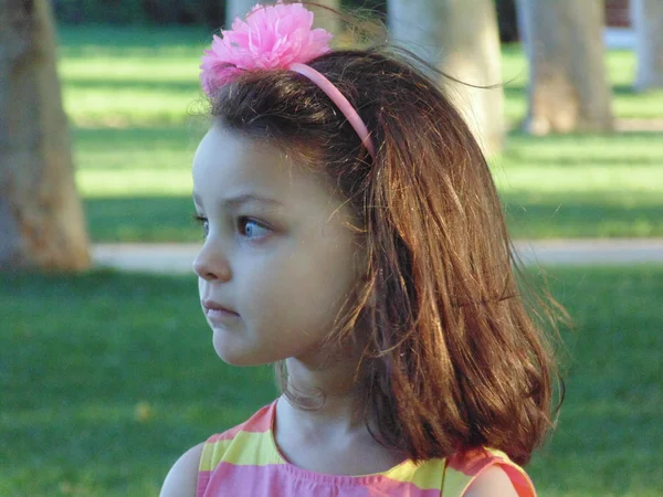 Menina bonita olha para o lado . — Fotografia de Stock