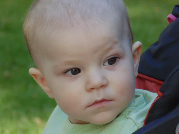 Babyjongen kijkt aan achterkant. — Stockfoto