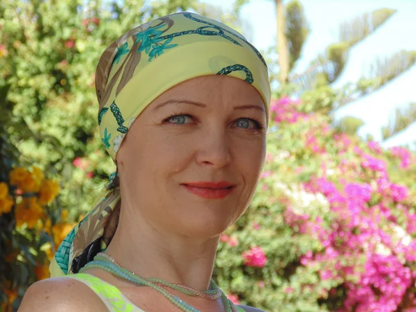 Portrait of beautiful woman in the garden. — Stock Photo, Image