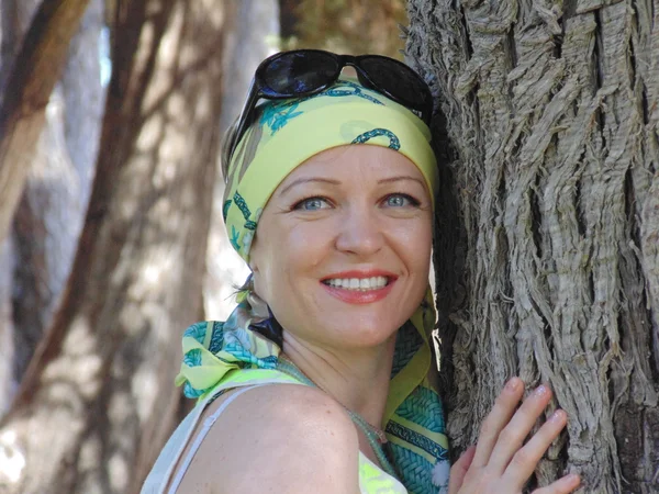 Beautiful woman hugs the tree. — Stock Photo, Image