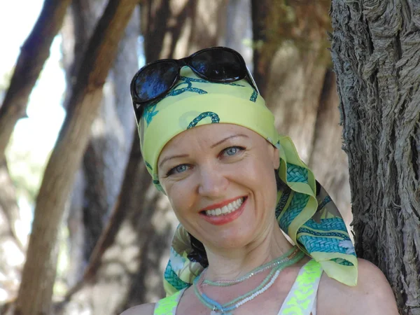 Beautiful woman near the tree. — Stock Photo, Image