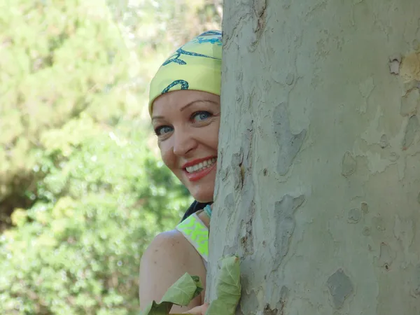 Hermosa mujer y árbol . — Foto de Stock