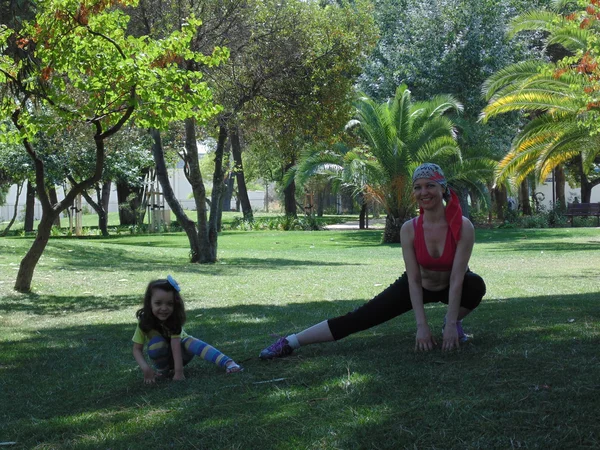 Sportieve vrouw en weinig meisje n1. — Stockfoto