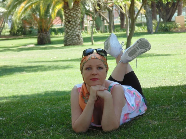 Frau im Park. — Stockfoto