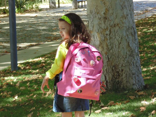 Menina com mochila N25 . — Fotografia de Stock