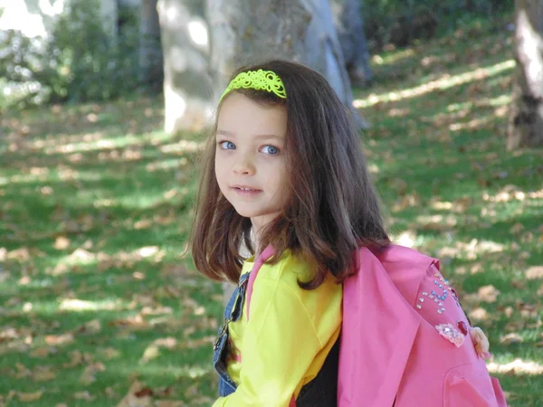Petite fille avec sac à dos N13 . — Photo