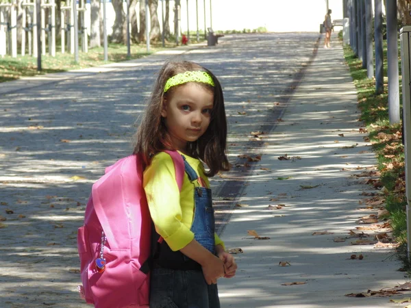 Niña con mochila N7 . —  Fotos de Stock