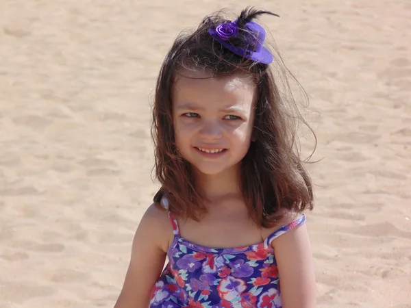 Bambina sulla spiaggia N4 . — Foto Stock